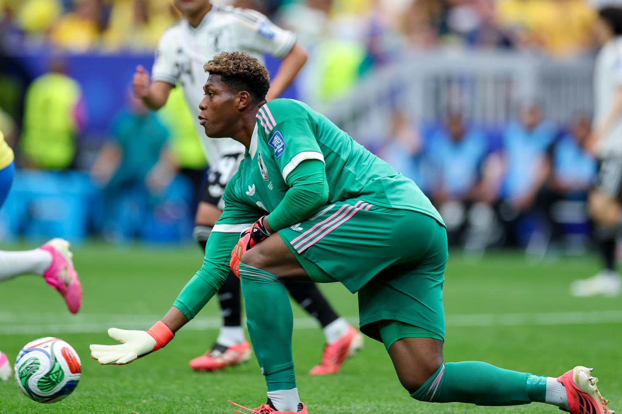 Mercato : Le PSG s'intéresserait à Zion Suzuki, héros japonais du Mondial