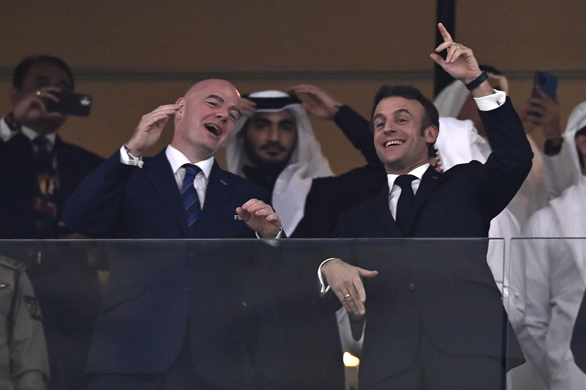 Quand le président de la France Emmanuel Macron s'invite dans les affaires de la FIFA de Gianni Infantino : oui le football est politique