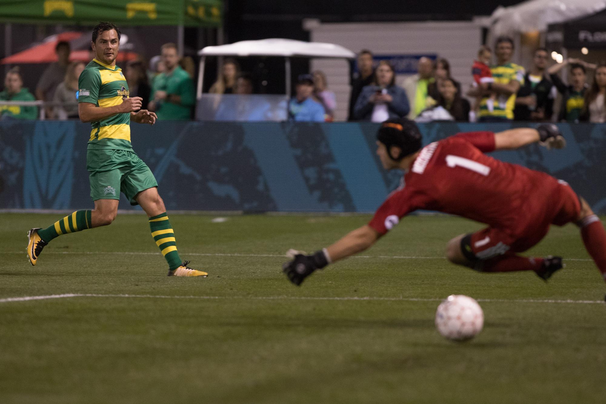 USL Championship : neuf buts dont cinq inscrits hors de la surface lors de Tampa Bay-Louisville aux États-Unis