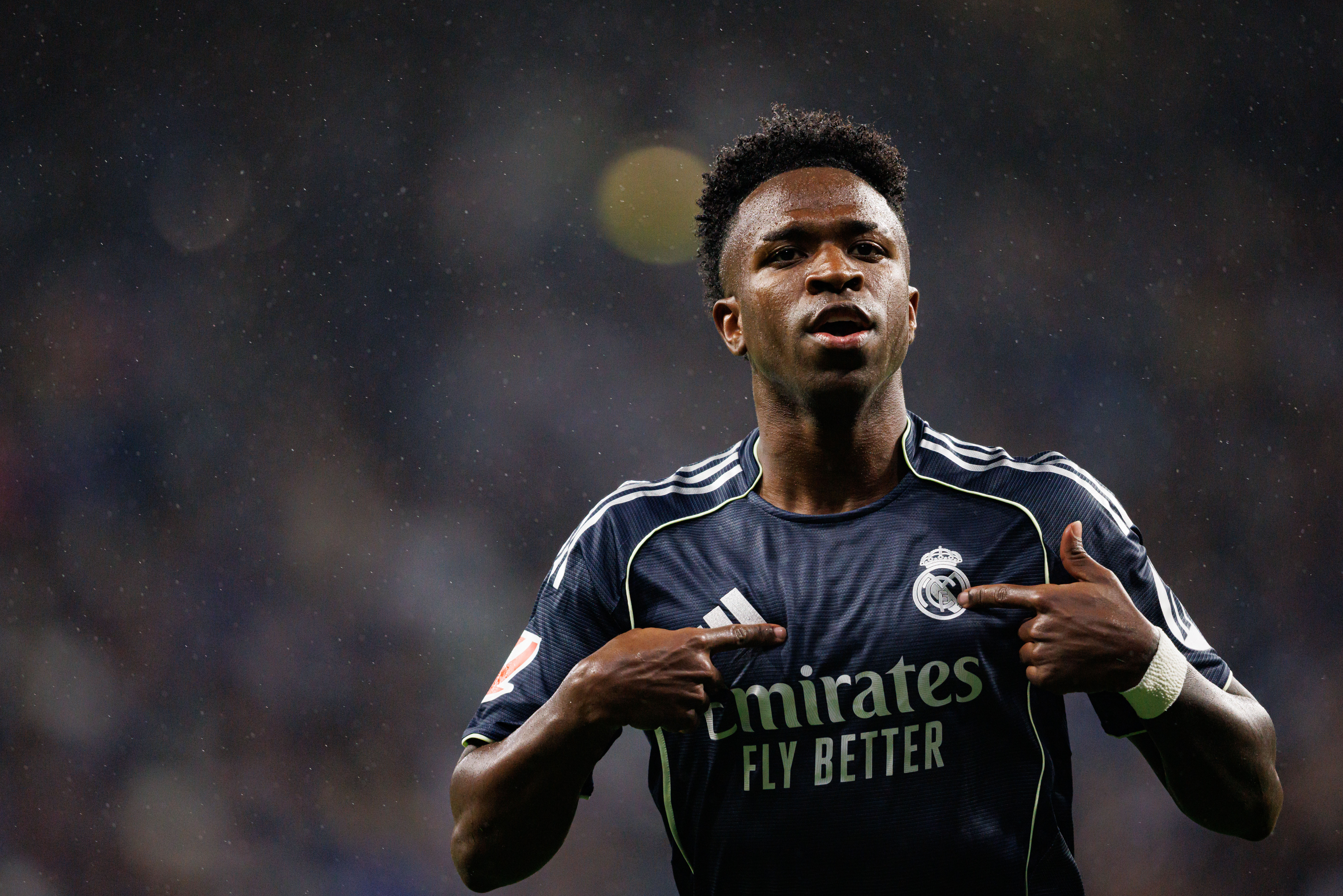 Après des rumeurs l'envoyant vers Arsenal, le Brésilien Vinícius Júnior prolonge avec le Real Madrid jusqu'en 2032