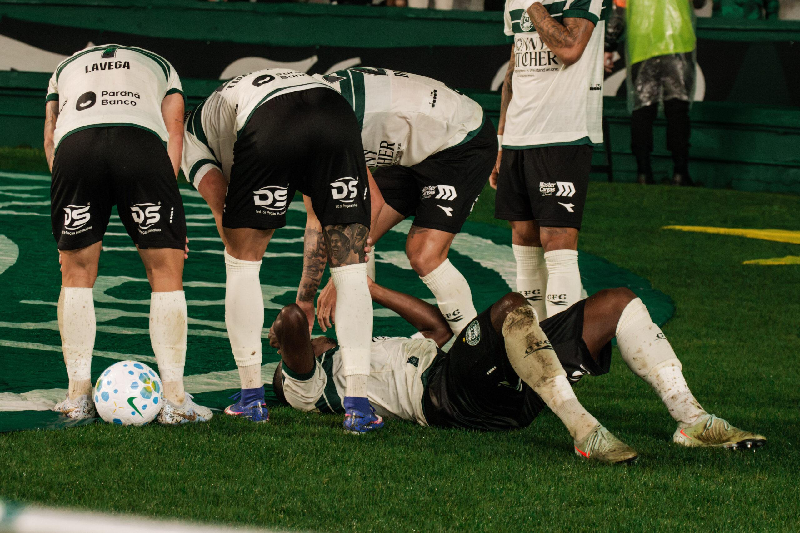 Brésil : un joueur de Coritiba tombe des escaliers en célébrant un but... finalement annulé par le VAR