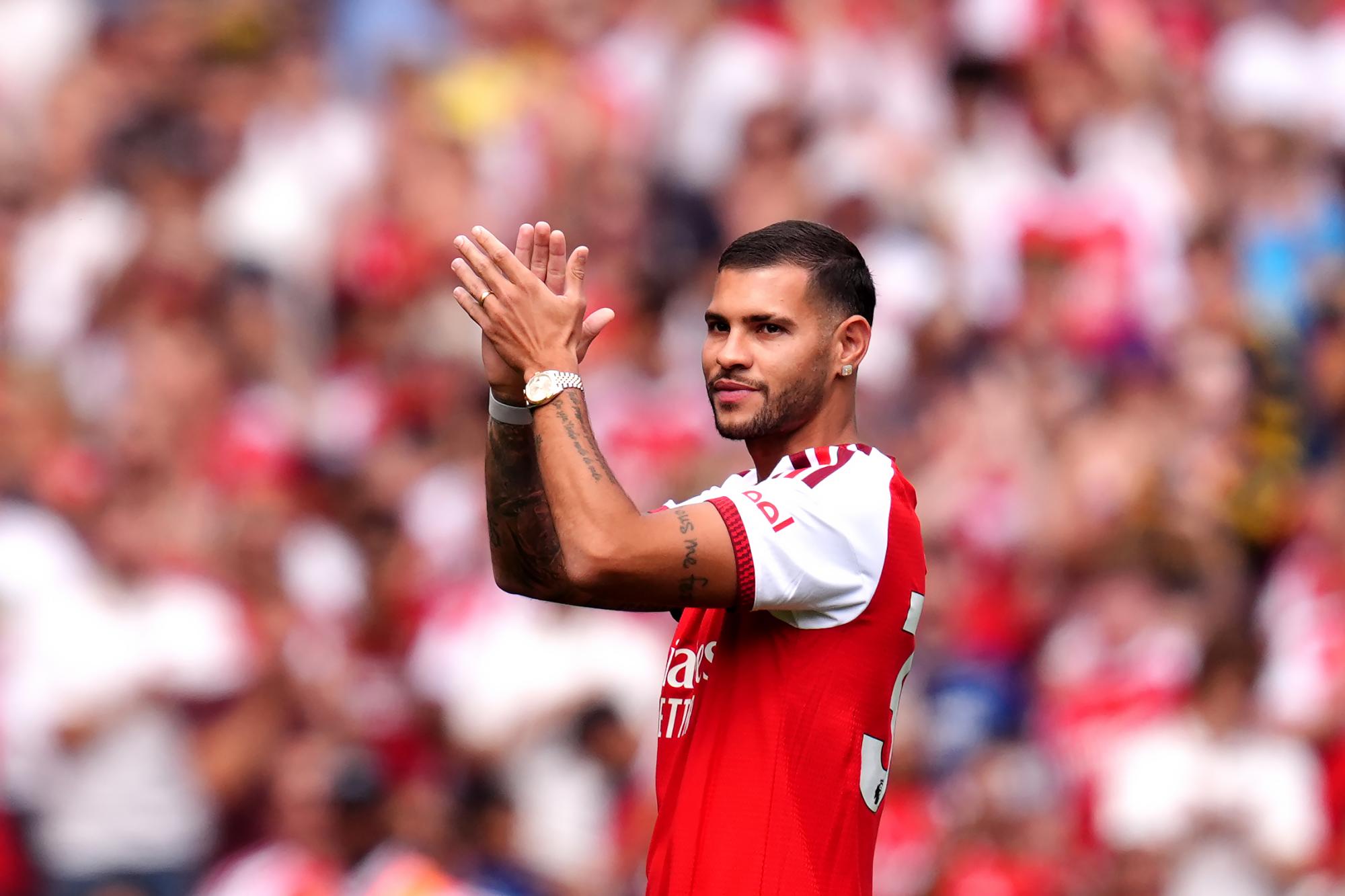 Bruno Guimarães accueilli en rock star par le public d'Arsenal après son arrivée au mercato
