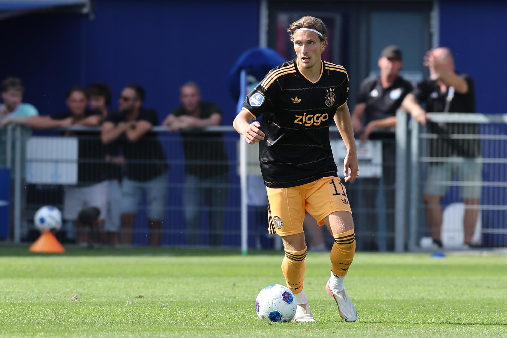 Mercato : Laissé sur le banc par l'Ajax, Mika Godts confirme des discussions avec le PSG