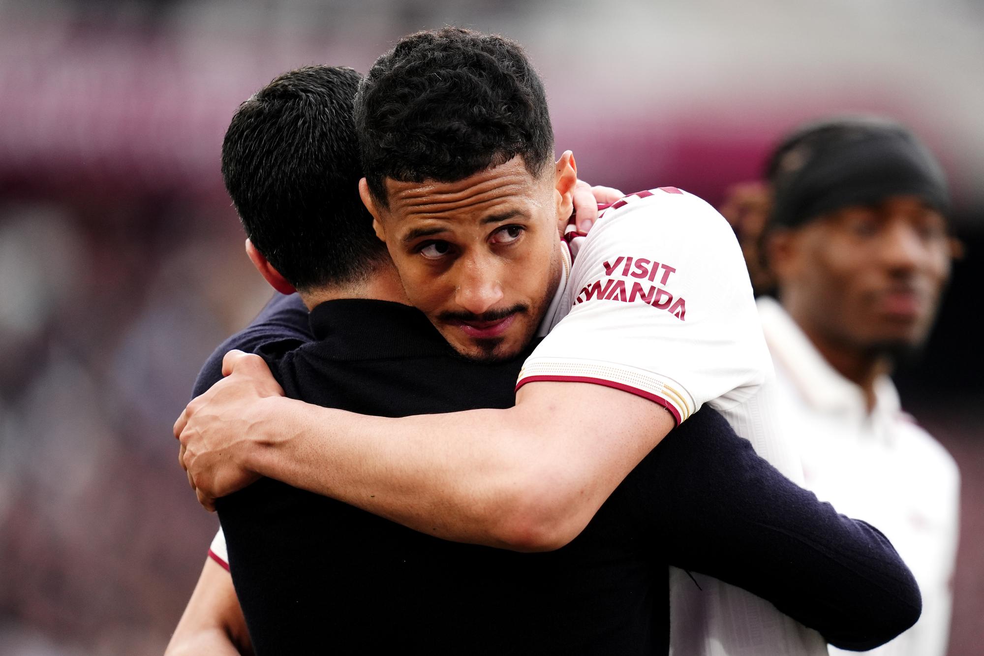 Mikel Arteta, entraîneur d'Arsenal, se montre pessimiste quant au retour de William Saliba, blessé au dos durant la Coupe du monde