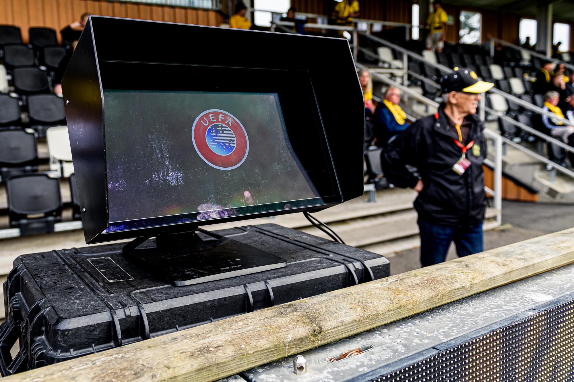 L&rsquo;UEFA lance Clair Line, son guide des d&eacute;cisions arbitrales &agrave; appliquer dans le football europ&eacute;en