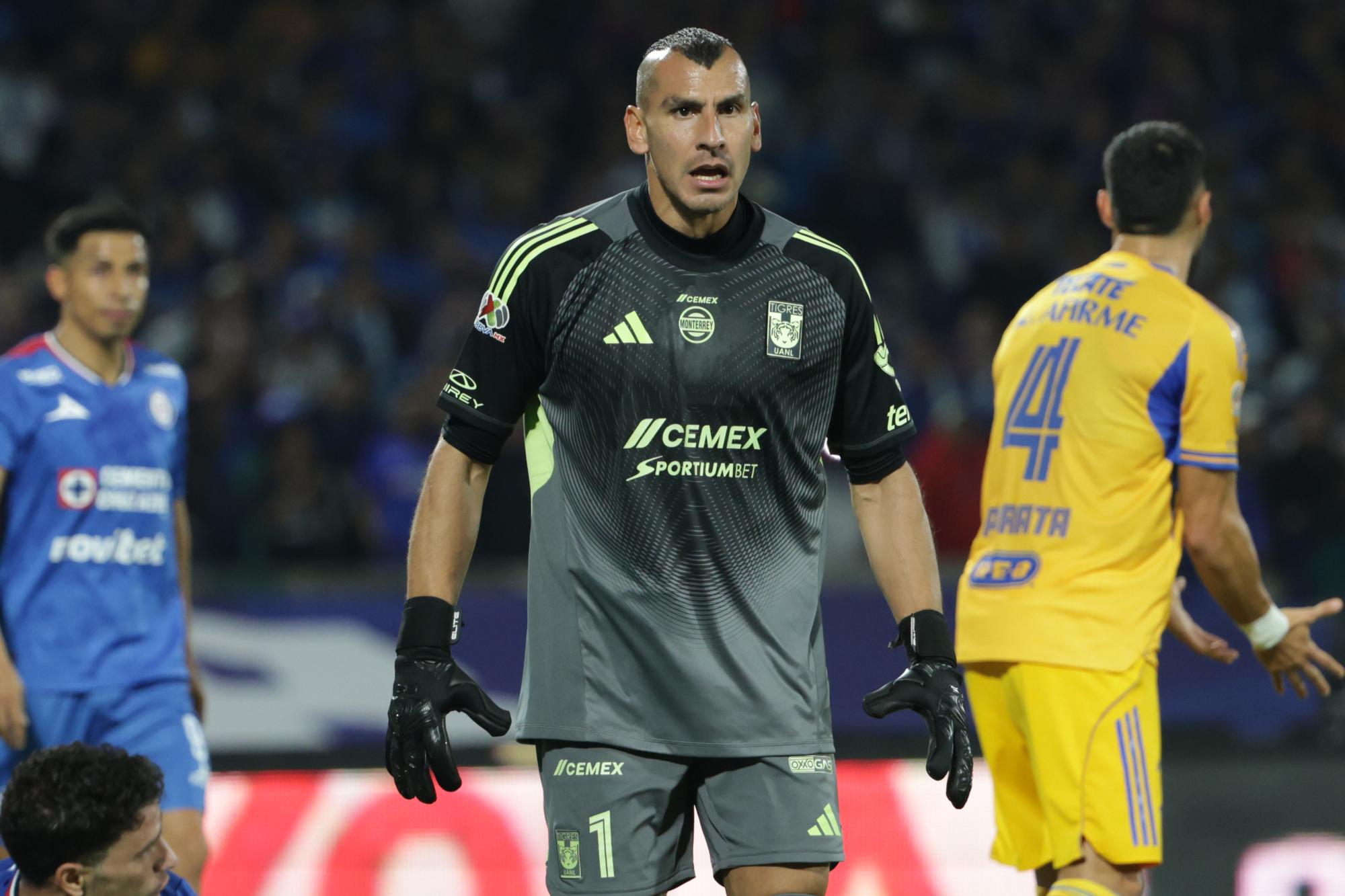 Le gardien des Tigres Nahuel Guzman pousse deux arbitres et pète un câble lors d'un match au Mexique