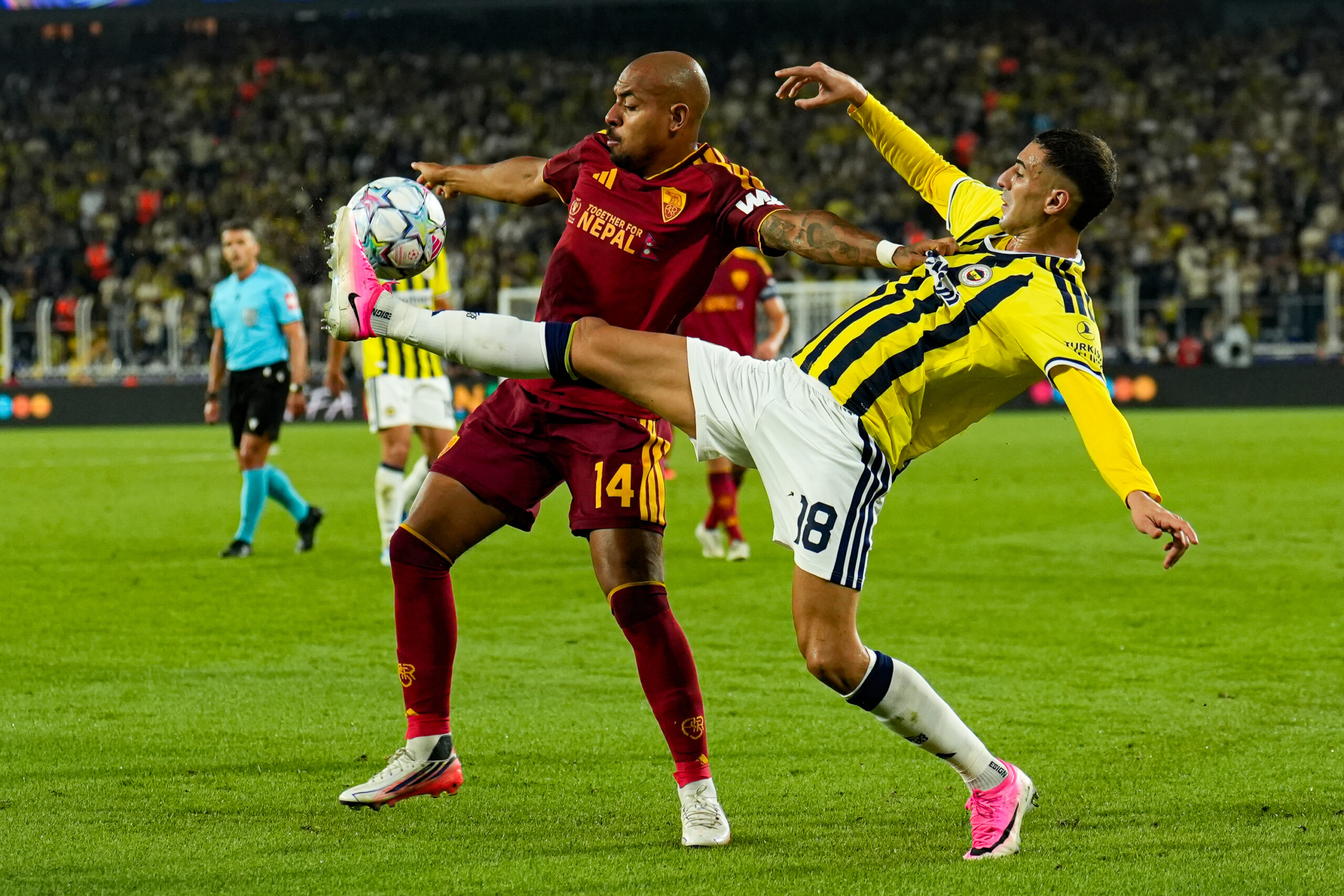 Ligue des champions : pour leur retour, Fenerbahçe et l'AS Roma se neutralisent