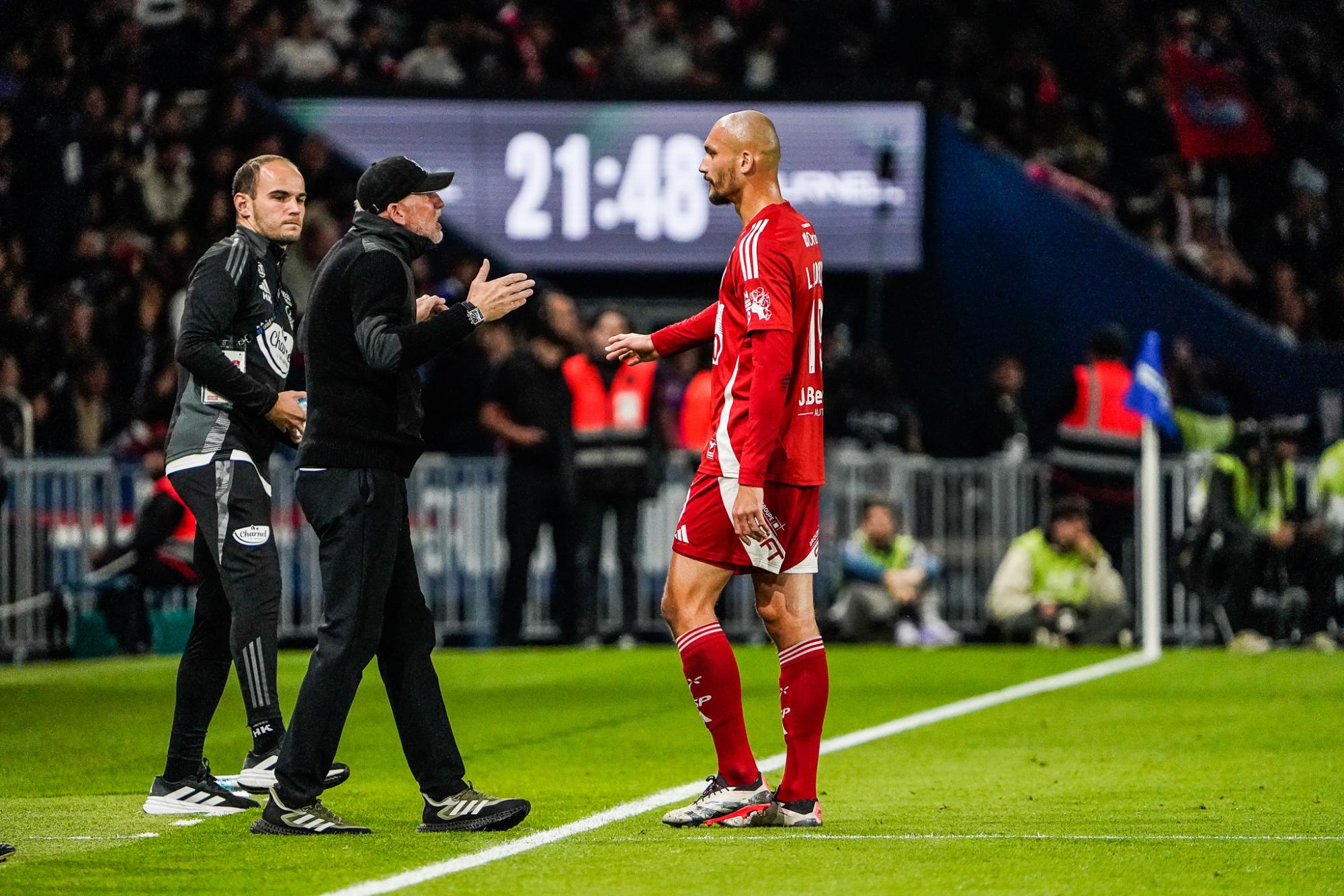 Ligue 1 : L'attaquant du Stade brestois Ludovic Ajorque rend hommage à son ancien entraîneur Eric Roy avant le match contre le Paris Saint-Germain