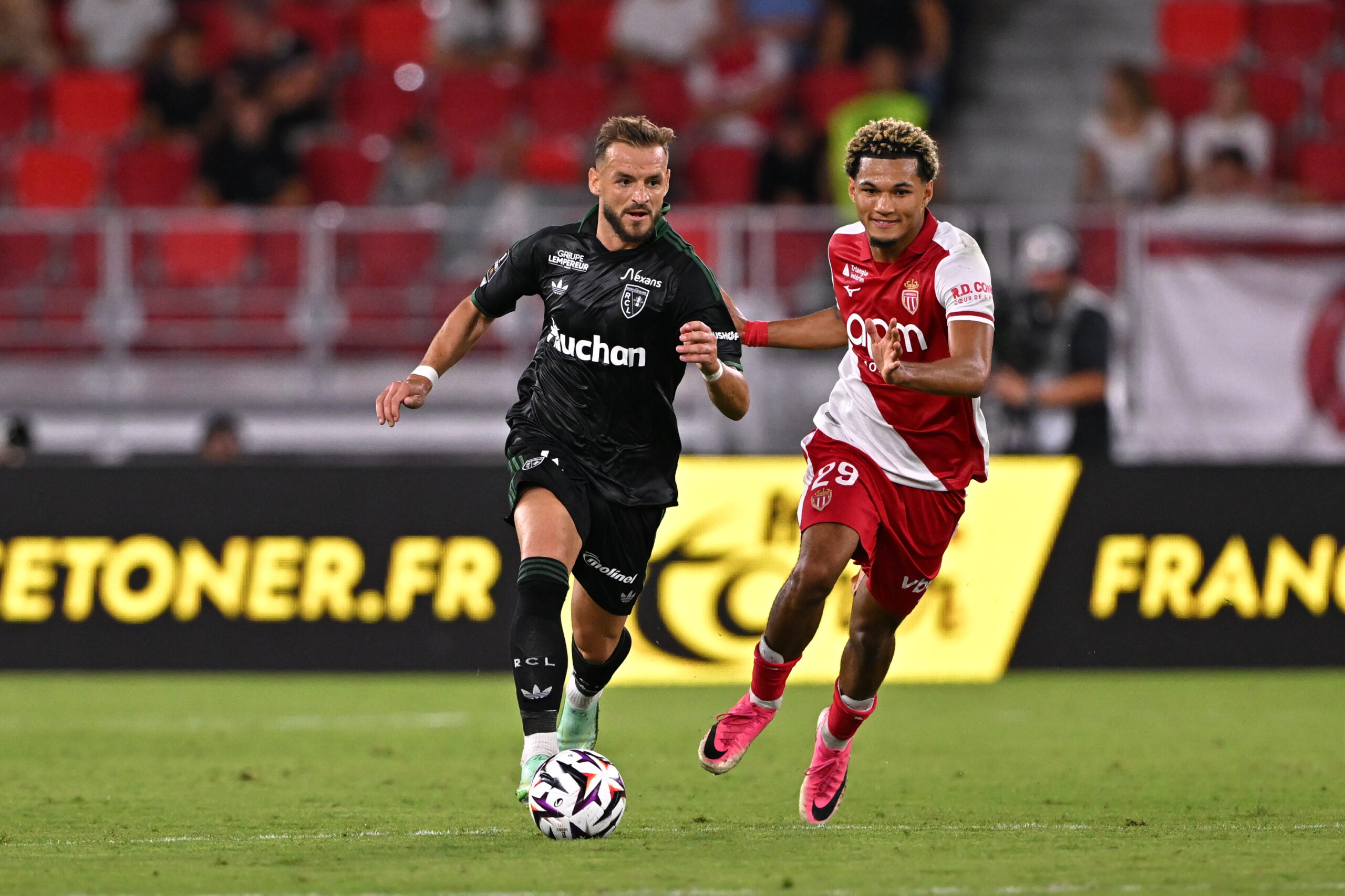 Pour sa première sur le banc du RC Lens, Yannick Cahuzac perd à Monaco, invaincu cette saison