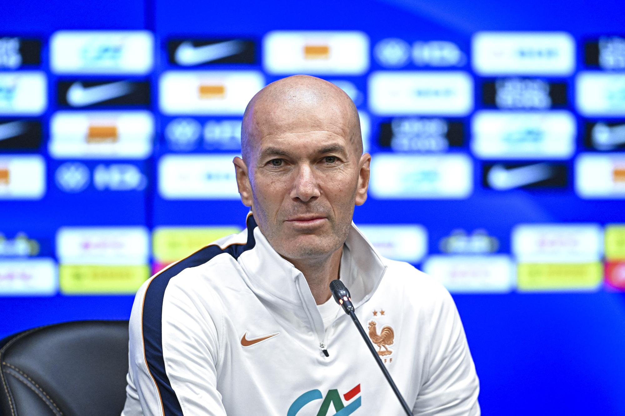 Un journaliste turc demande un autographe à Zinédine Zidane (équipe de France) en pleine conférence de presse