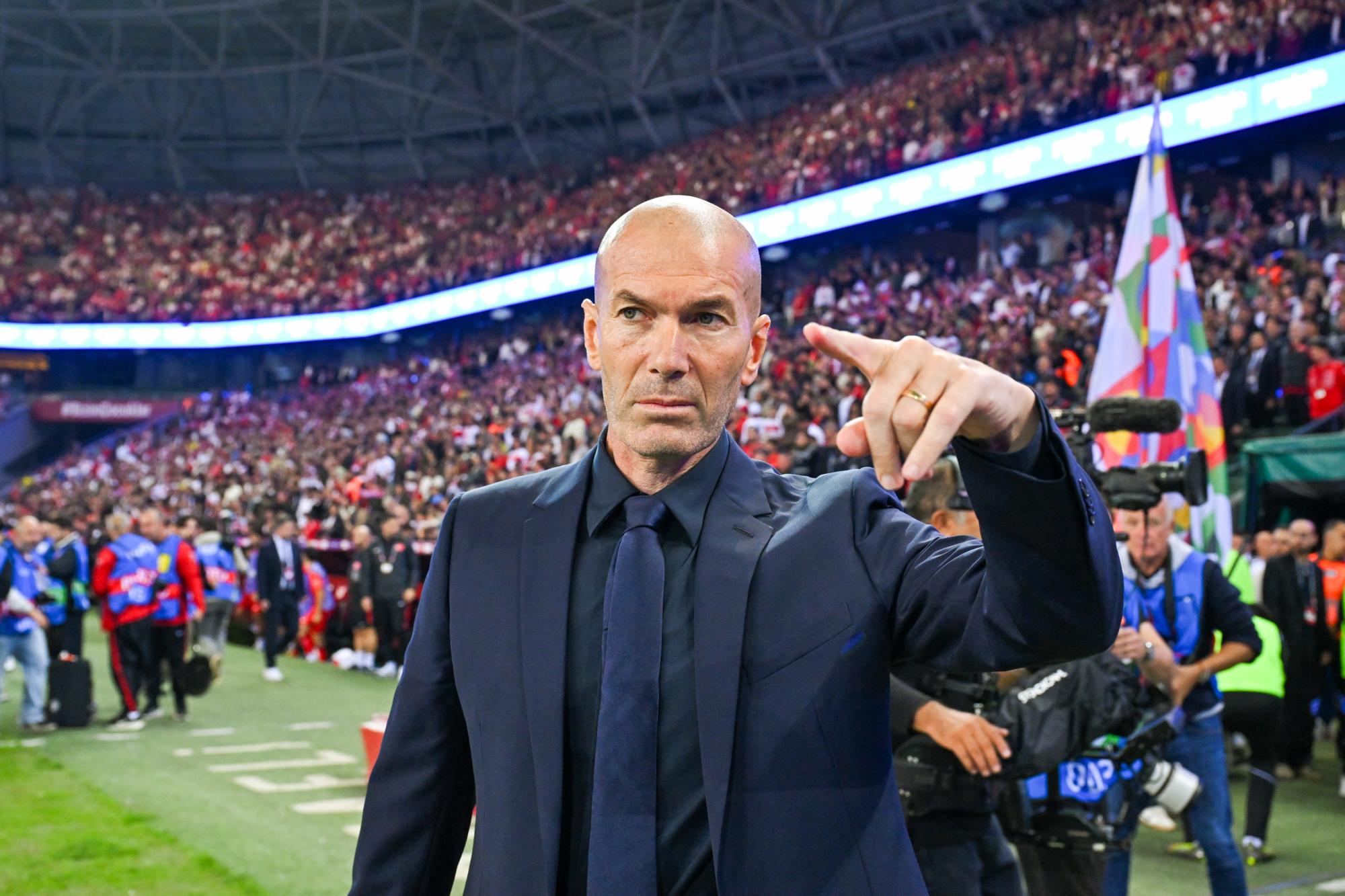 On a observé de près le comportement de Zinédine Zidane pour sa première en tant que sélectionneur de l'équipe de France