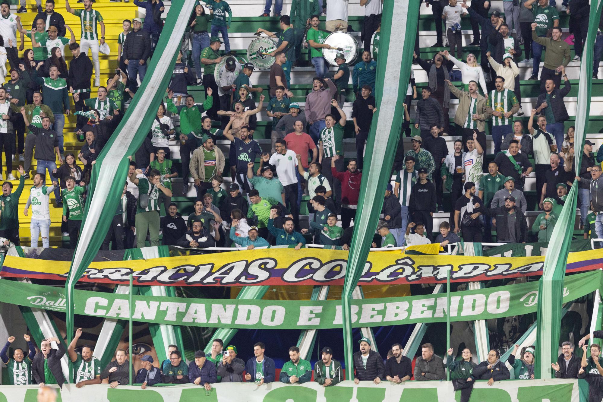 Brésil : Dix ans après le drame du crash de Chapecoense, un vibrant hommage rendu aux victimes