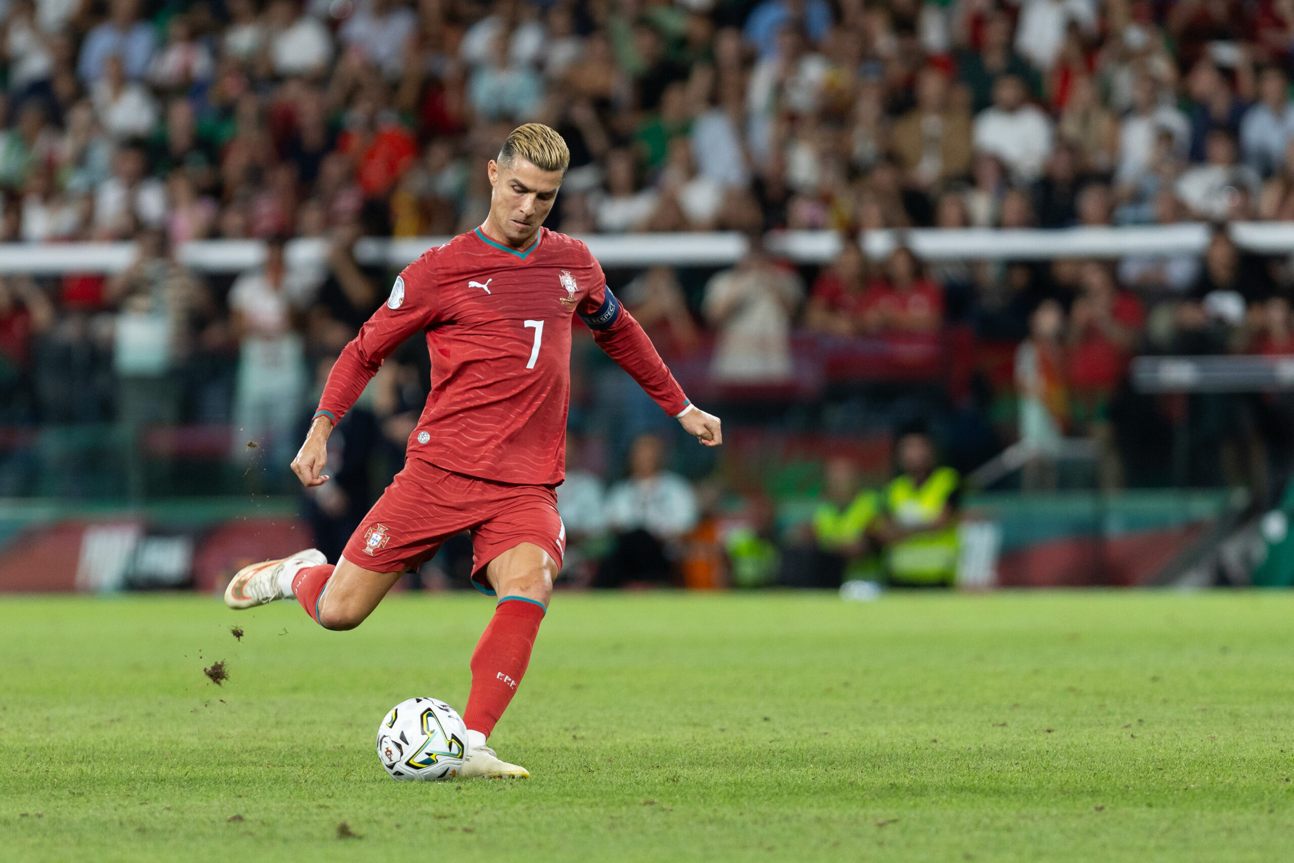 REPORTAGE : «/Cristiano Ronaldo est presque aussi grand que le Portugal » : Comment le pays vit le déclin de l'idole CR7