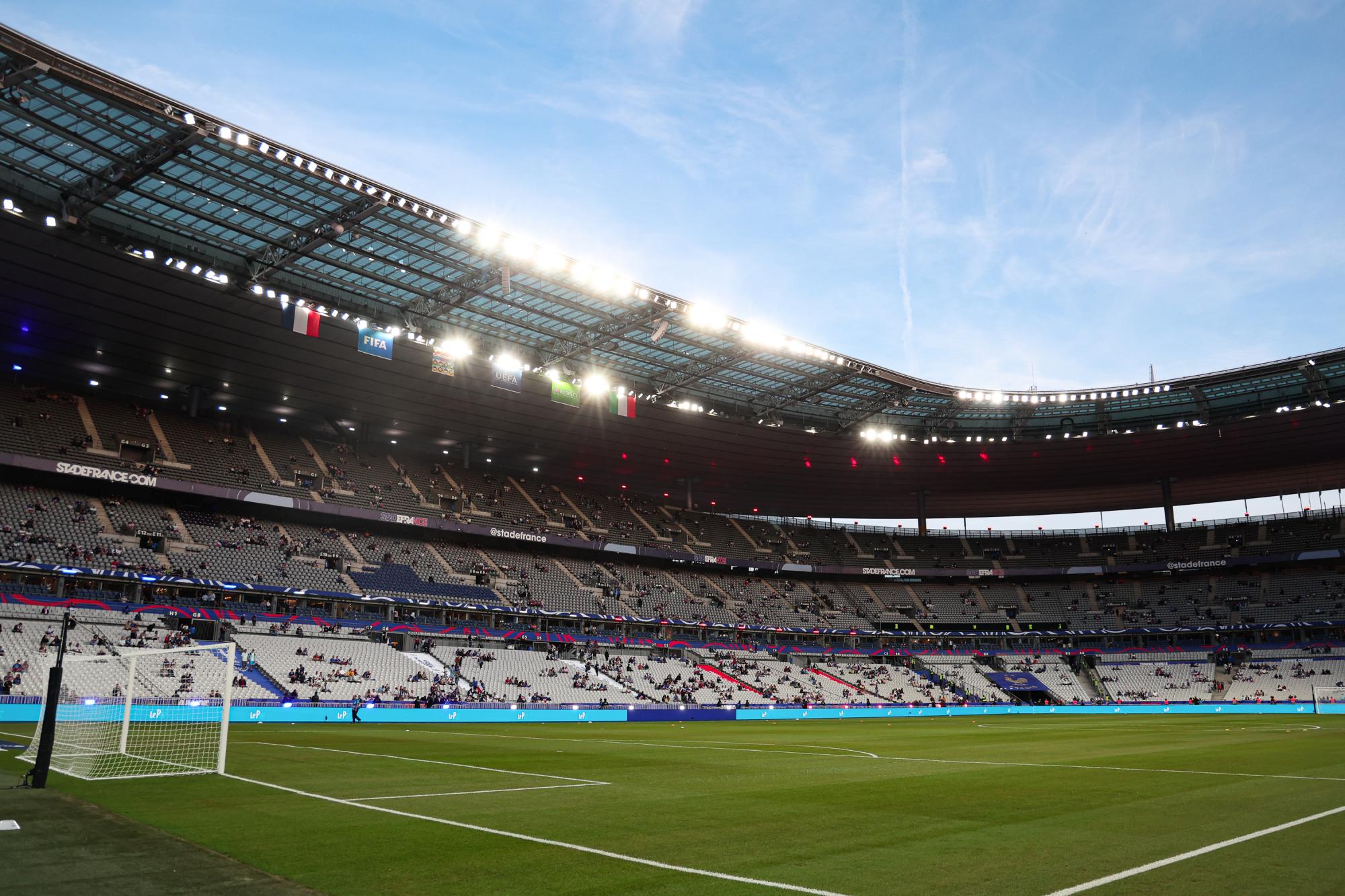 Un supporter de la Nazionale brandit un maillot de Marco Materazzi au moment de la Marseillaise lors de France-Italie