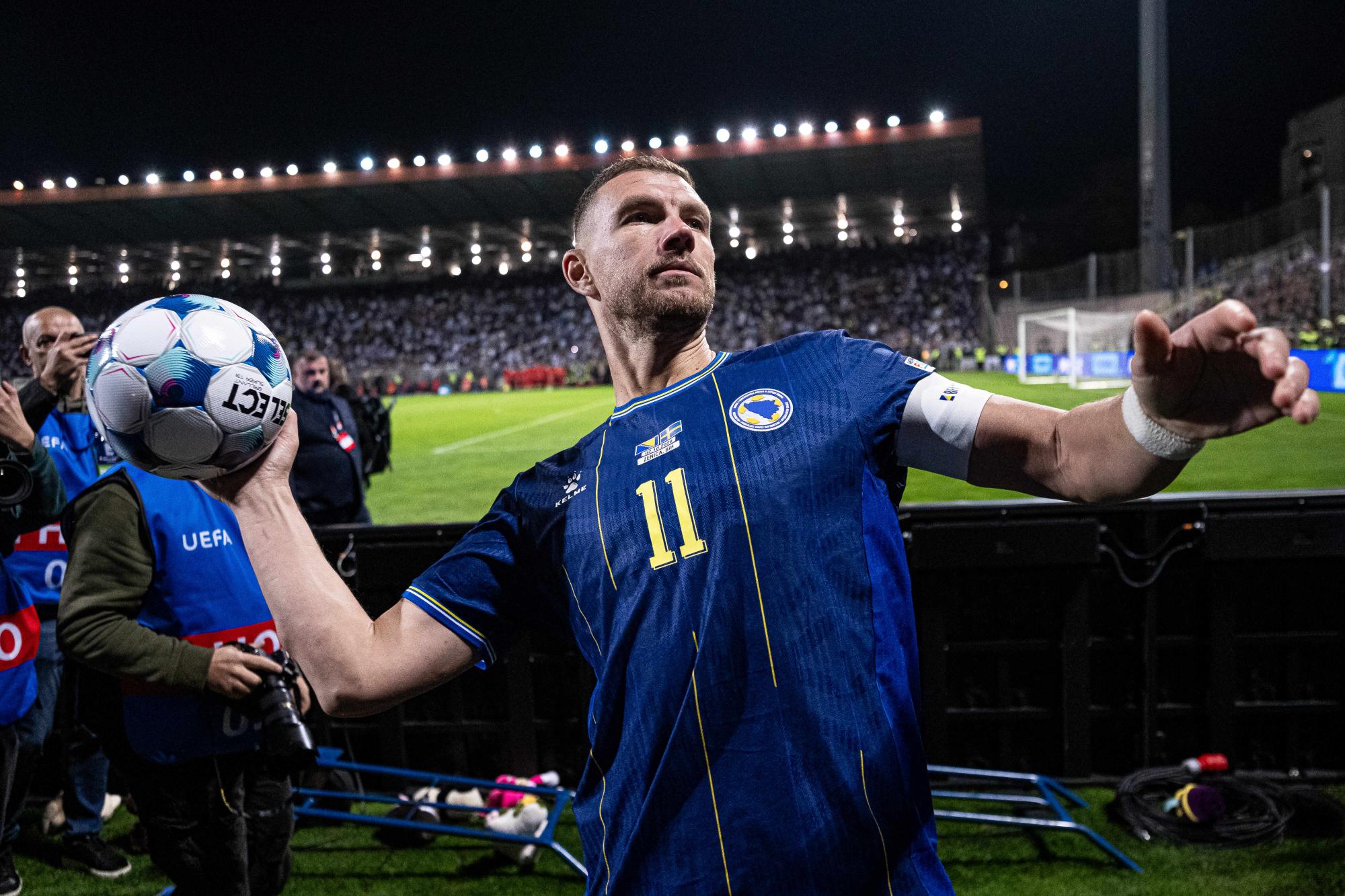 International : L'attaquant de la Bosnie-Herzégovine Edin D~eko atteint un record qui lui permet de rejoindre Cristiano Ronaldo et Lionel Messi