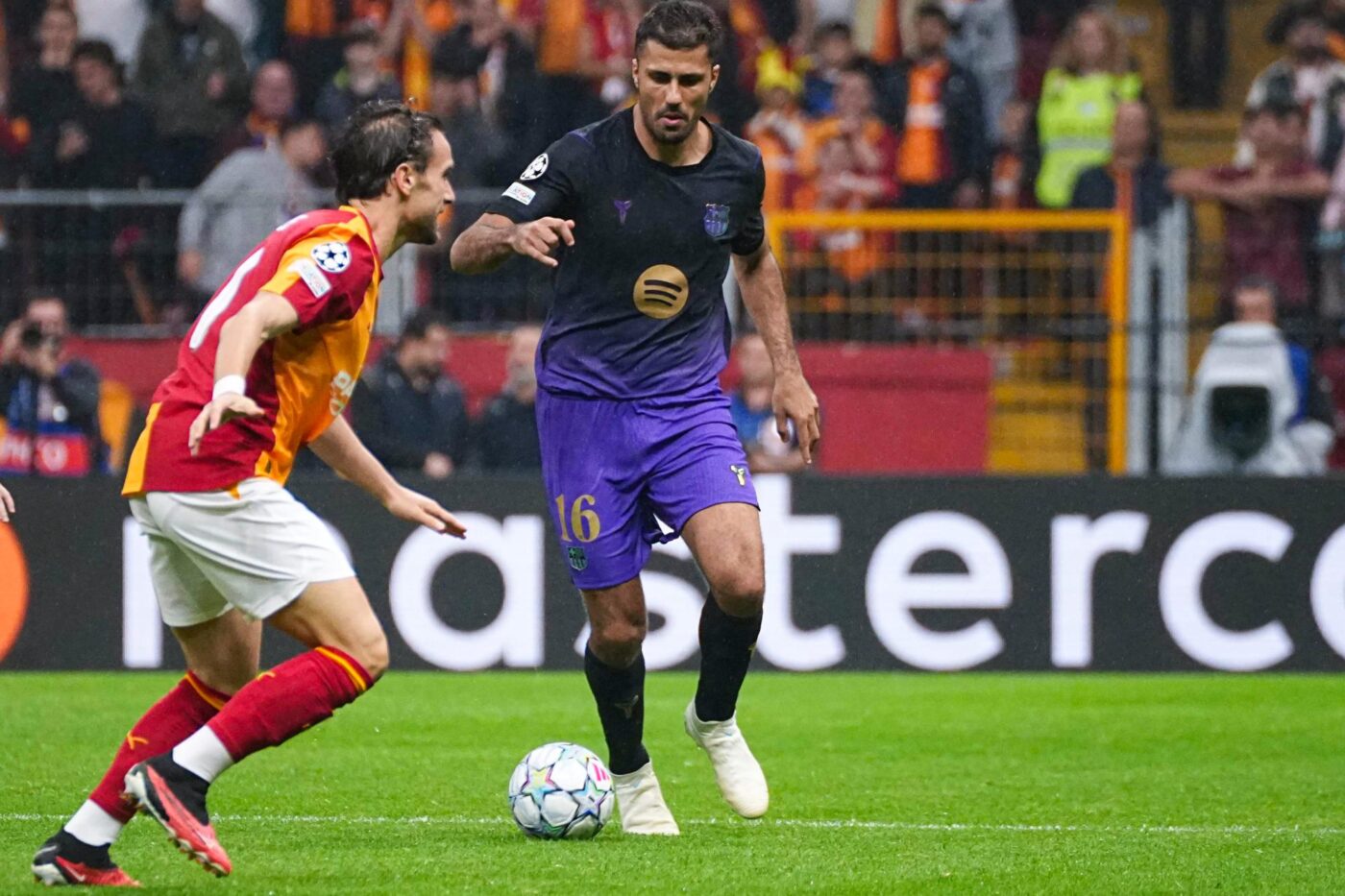 Photo: Sofoot Rodri Expresses Astonishment at Rams Park Atmosphere After Barcelona Win