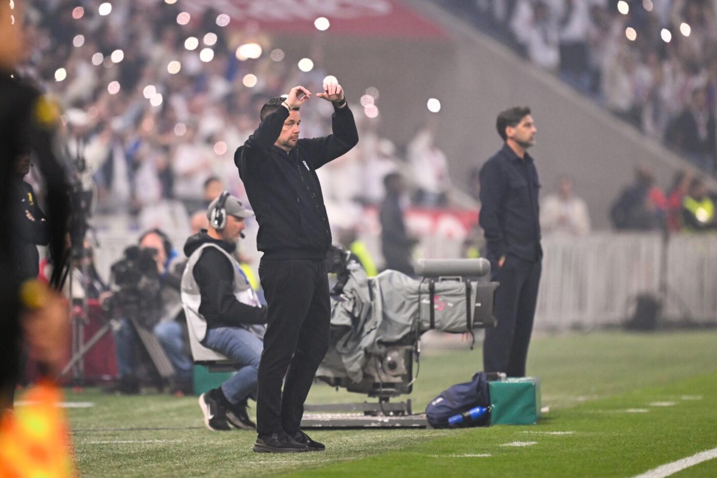 Photo: Sofoot Paulo Fonseca encense Pierre Sage