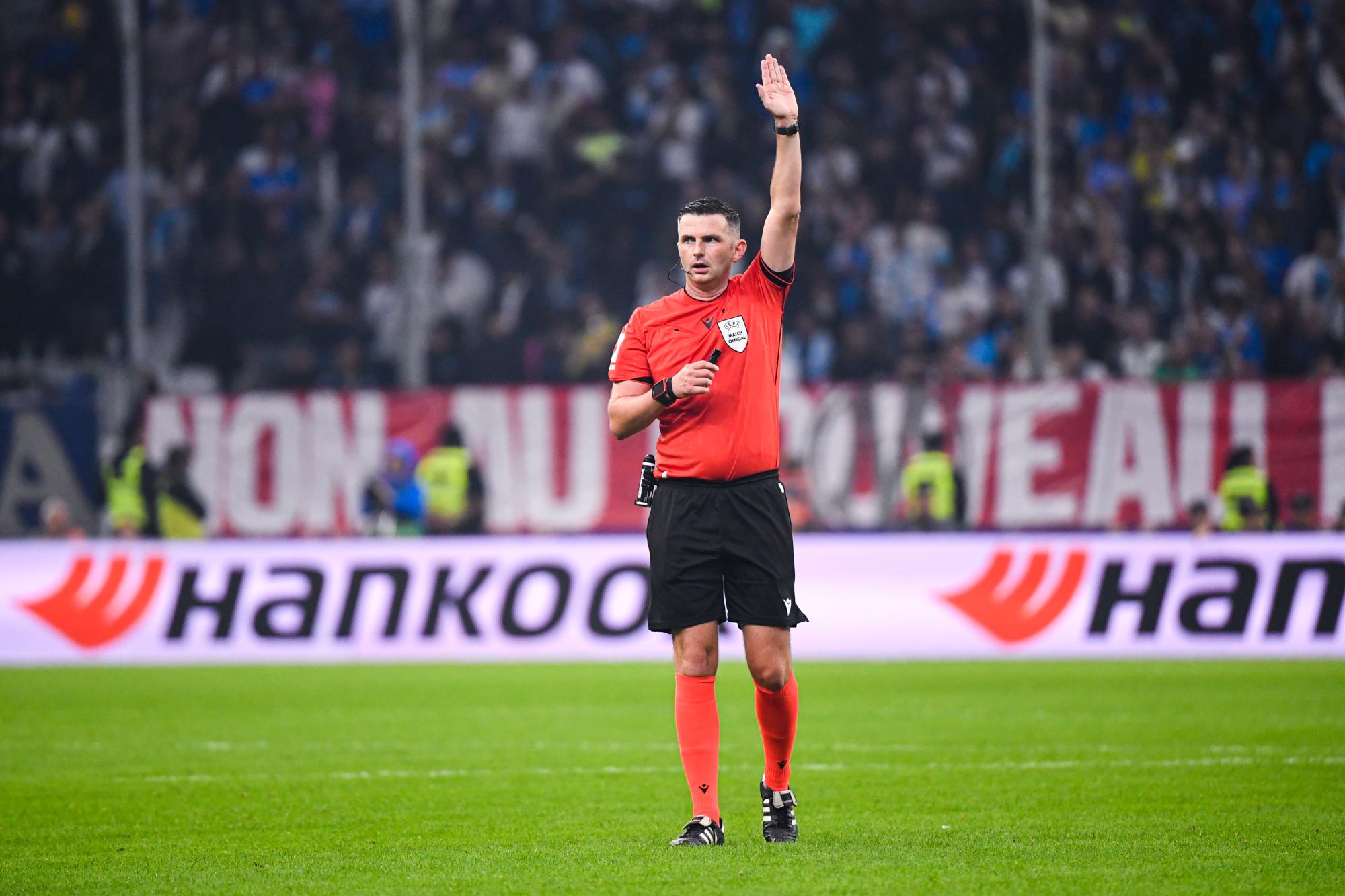 Ligue des champions : Michael Oliver arbitrera PSG-FC Barcelone