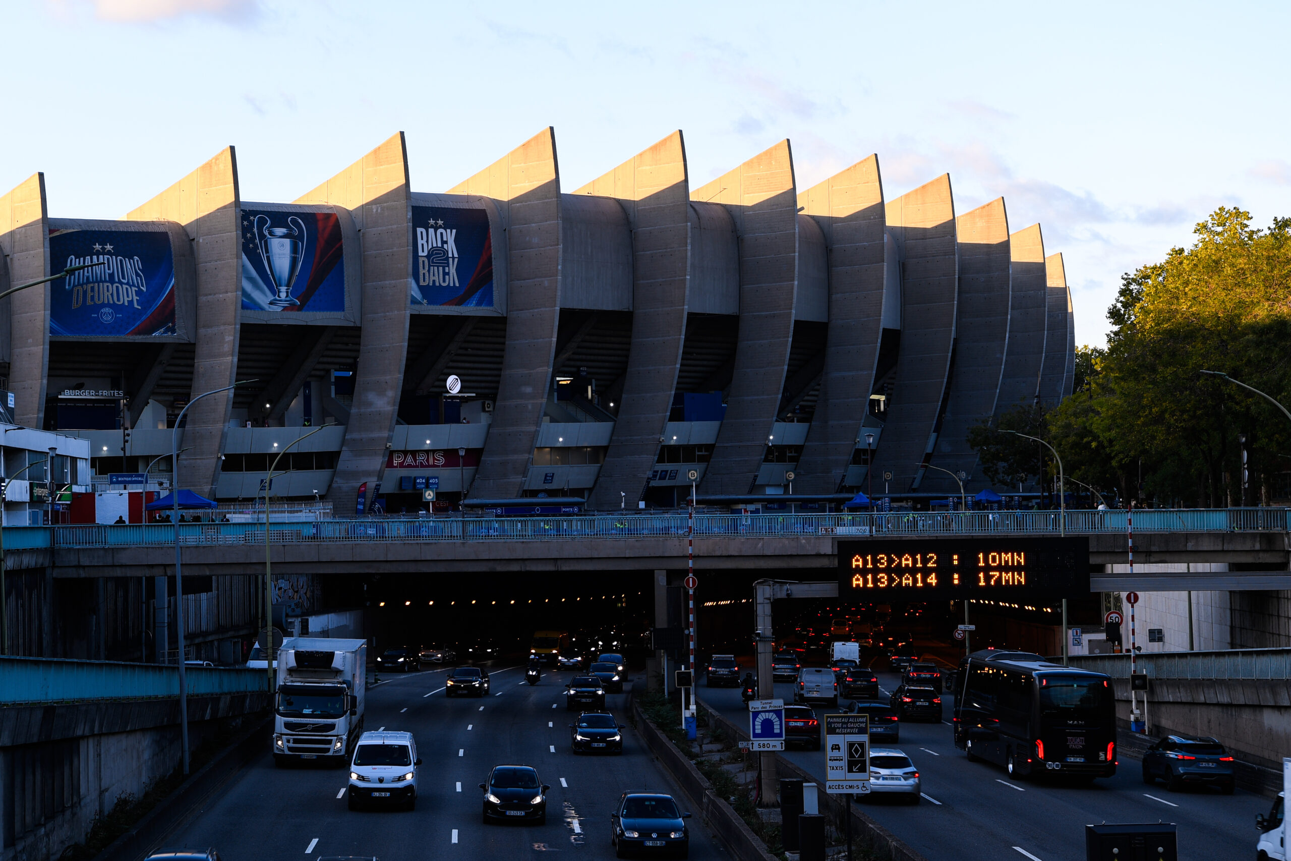 Décision pour le futur stade du PSG : le club doit choisir entre rester au Parc des princes ou aller à Poissy