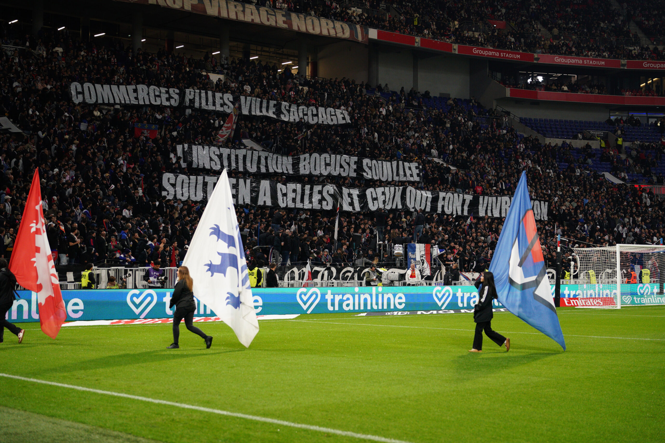 Des banderoles de soutien aux victimes des dégradations du 17 octobre déployées au Groupama Stadium