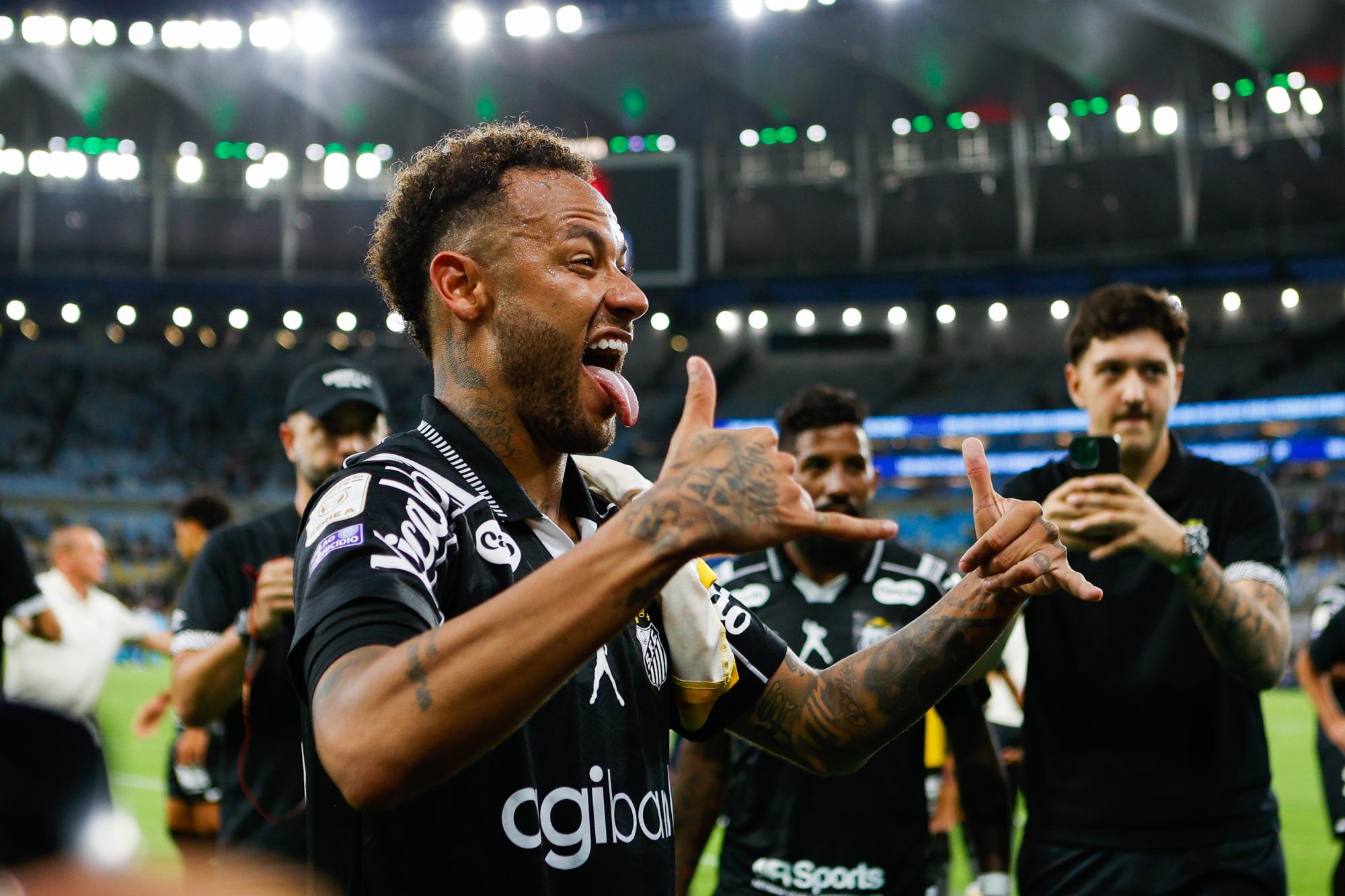 À 34 ans et à Santos, Neymar continue d'enfiler des sombreros à ses anciens coéquipiers comme Hulk