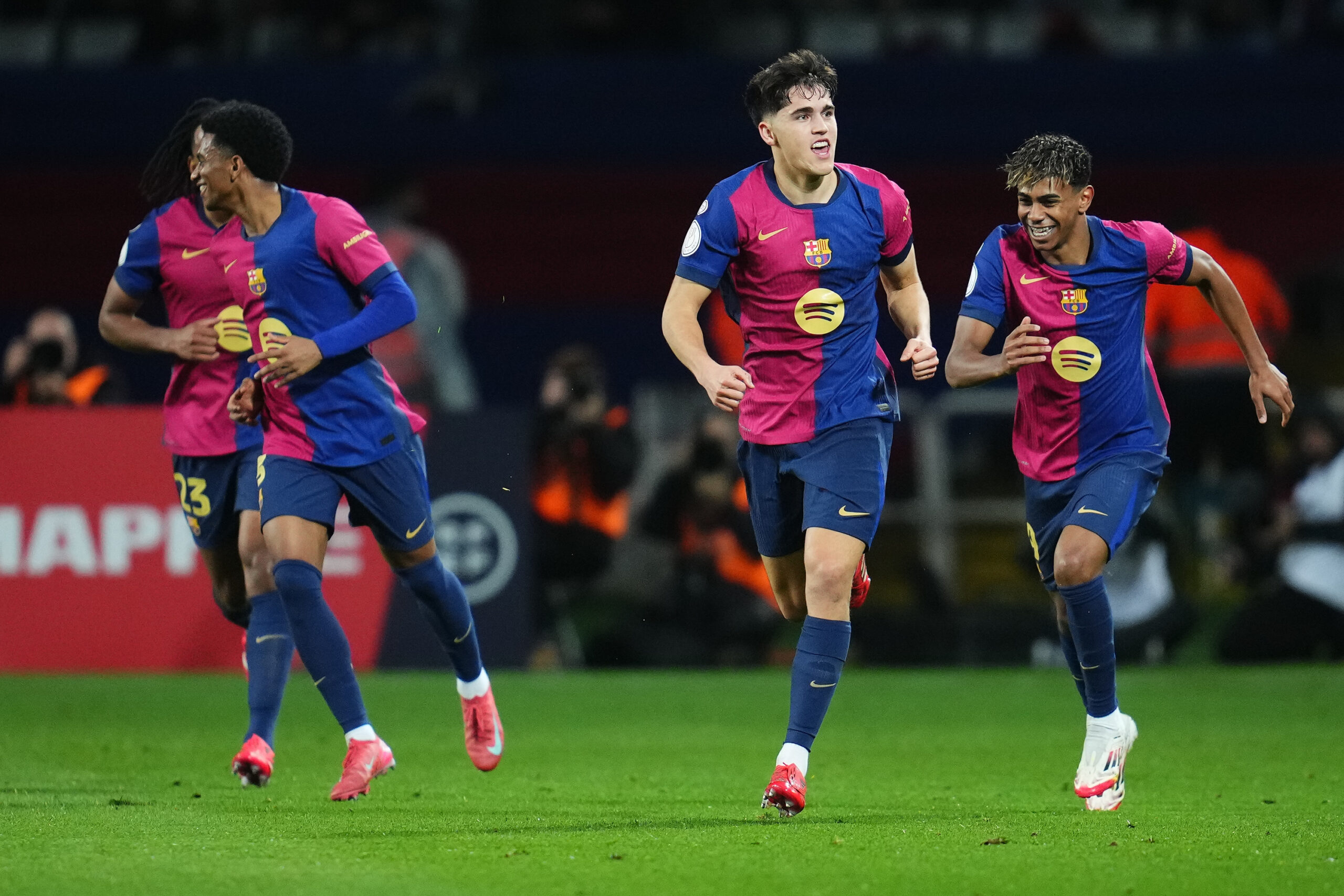 Ligue des champions : Lamine Yamal, Pau Cubarsí, Xavi Espart... Pourquoi la génération 2007 du FC Barcelone est-elle aussi talentueuse et représentée en équipe première