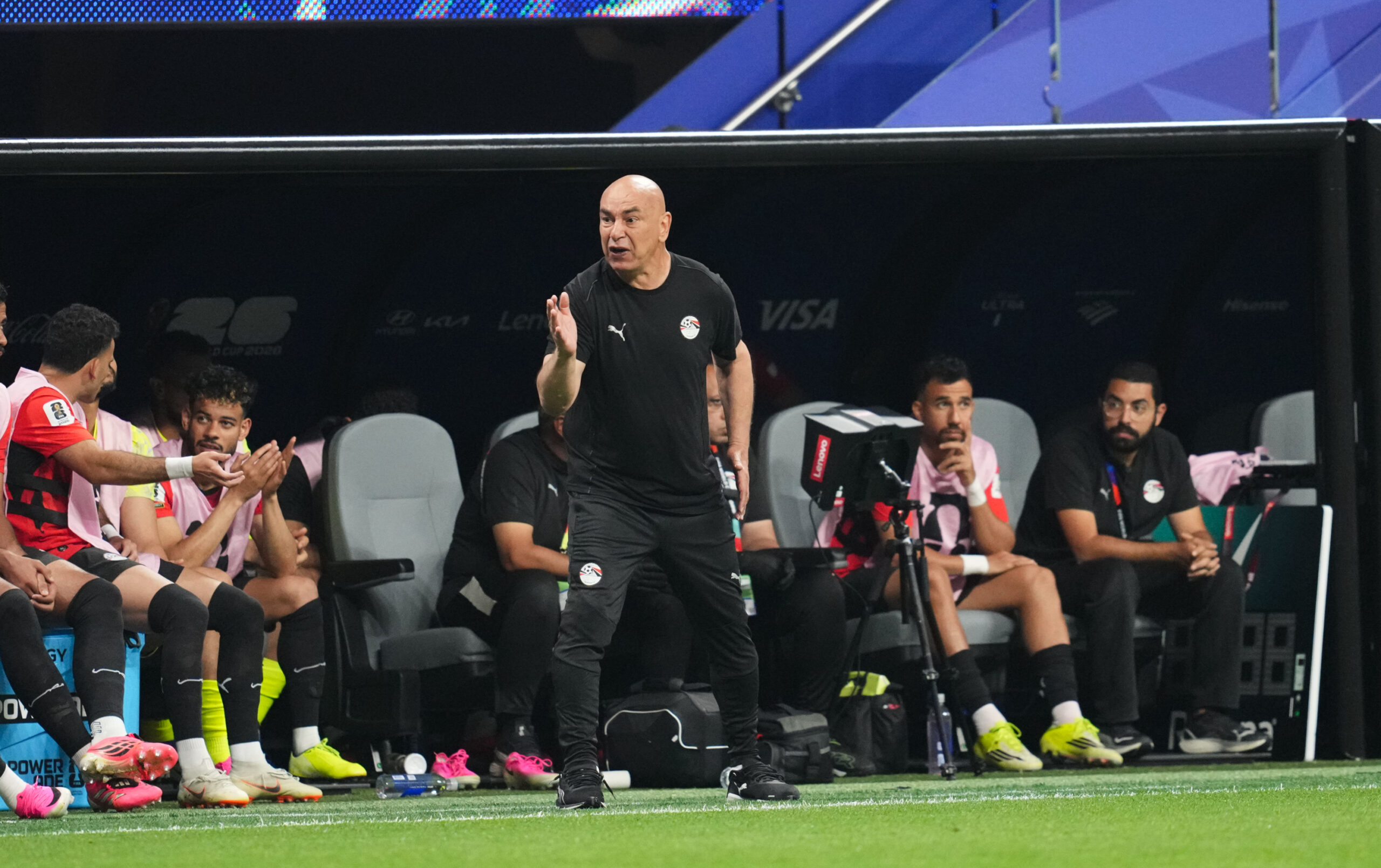 Un sélectionneur et un joueur de la Coupe du monde suspendus trois mois plus tard pour avoir critiqué l'arbitrage