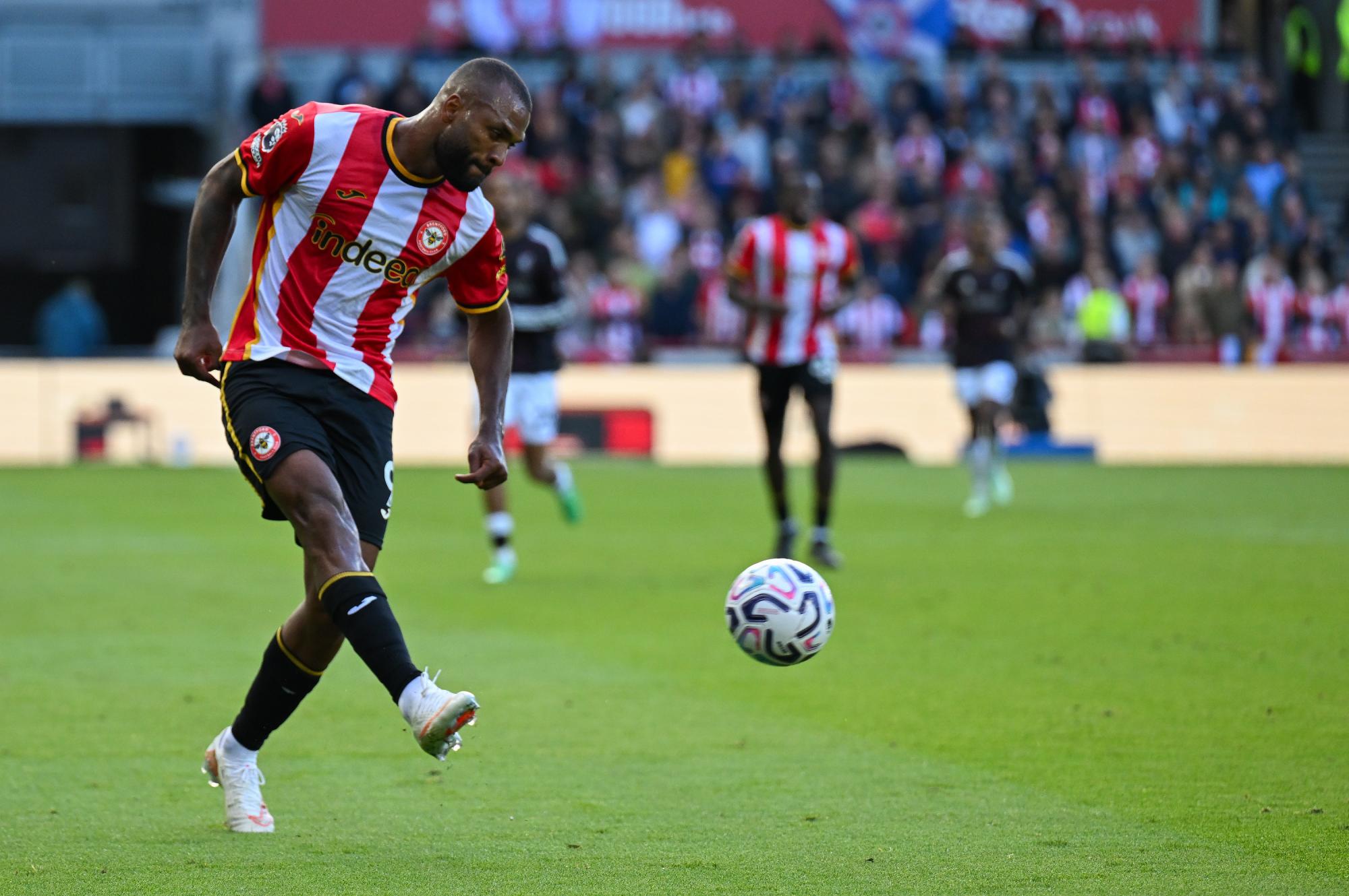 Premier League : Une enquête ouverte après un ballon de rugby envoyé sur le stade de Brentford