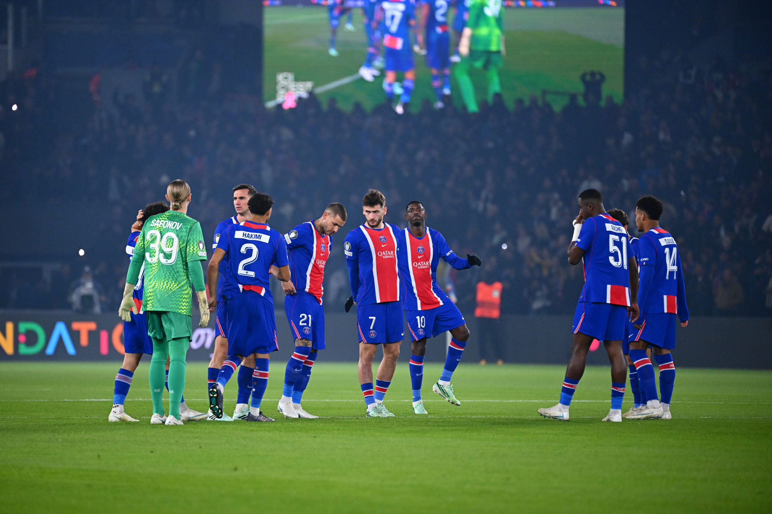 Grosse inquiétude pour Kvaratskhelia, Marquinhos également touché contre le FC Barcelone en Ligue des champions en vidéo