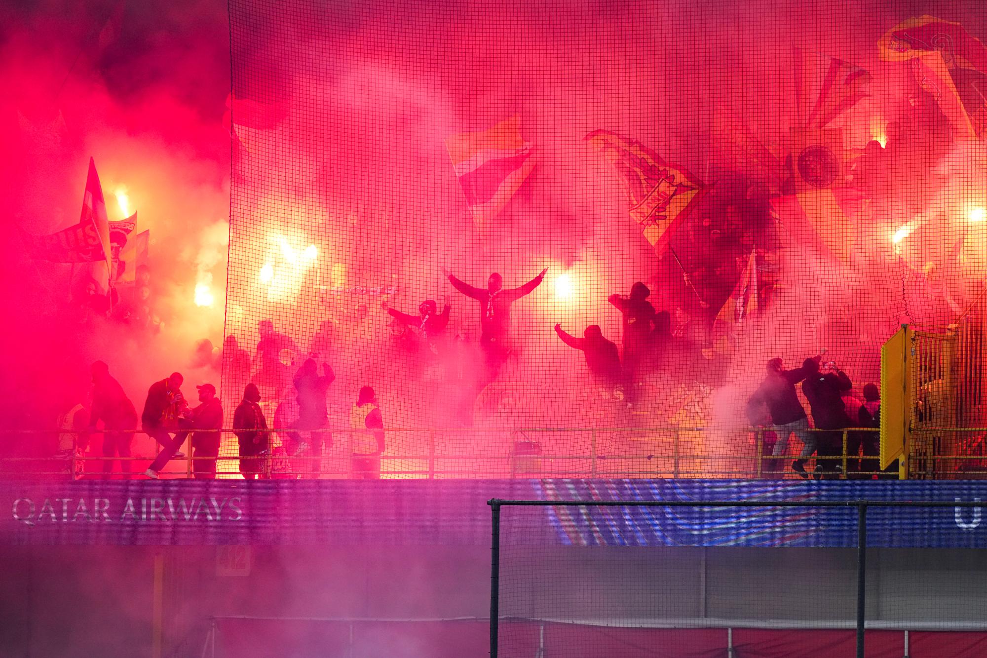 Ligue des champions : l'UEFA ouvre une procédure contre le RC Lens après les jets de fumigènes intervenus dans la tribune des visiteurs