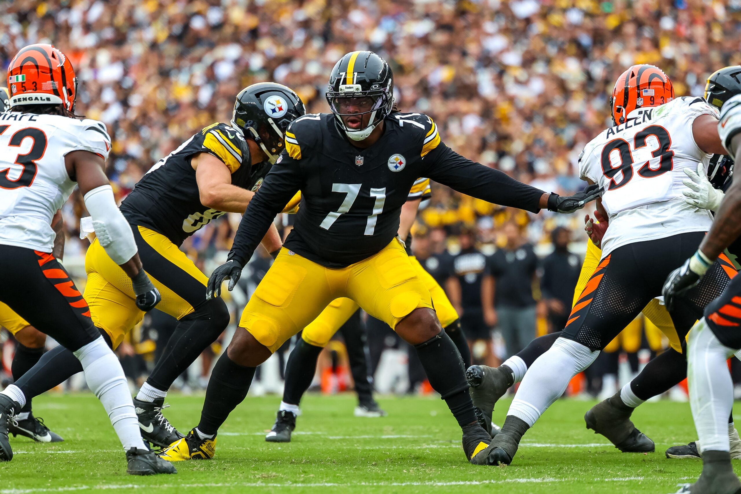 Max Iheanachor, joueur des Pittsburgh Steelers, avant le Paris Game de la NFL : «/L'entraîneur me disait que j'étais trop grand pour jouer au foot/»