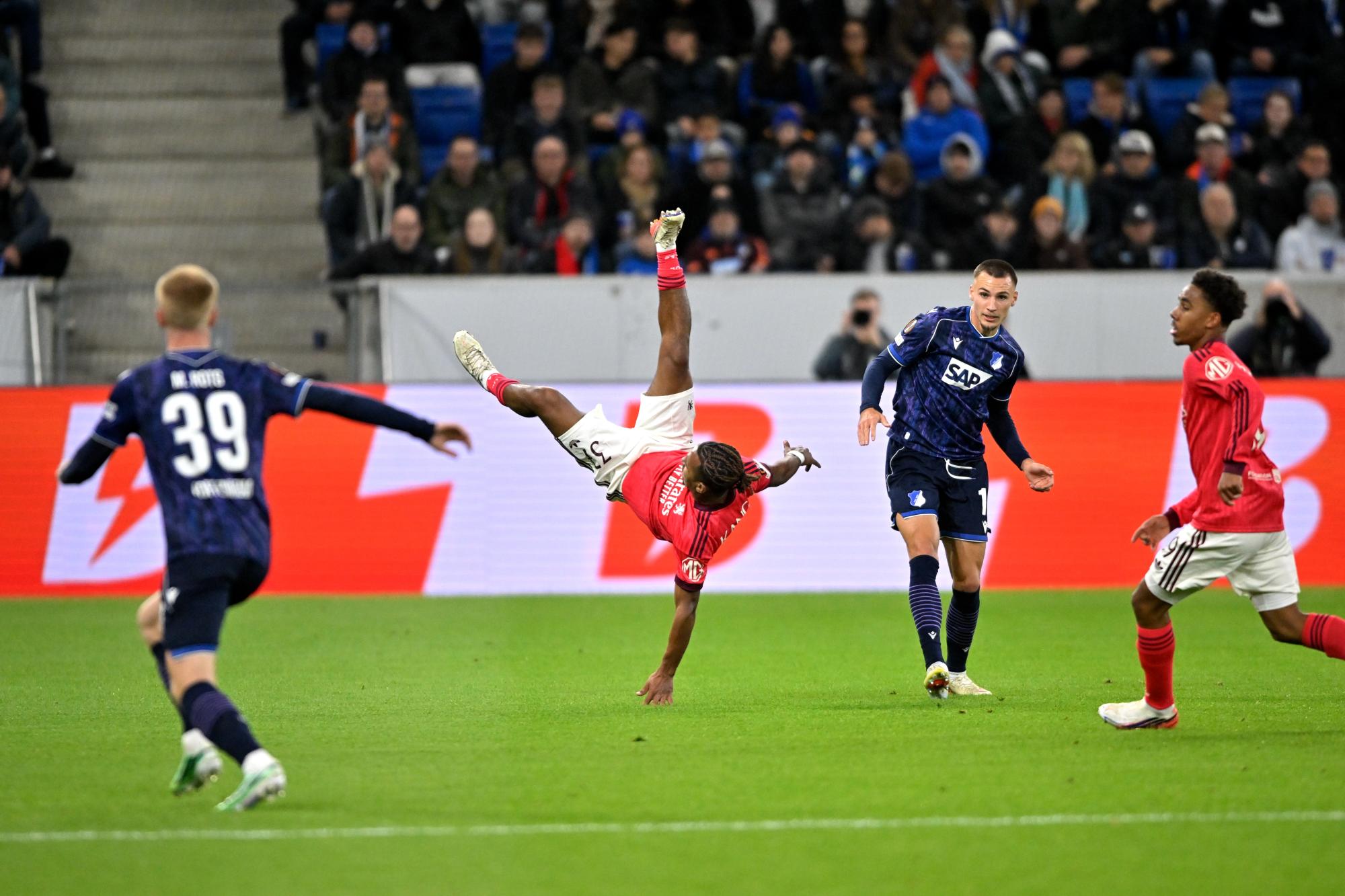 Olympique lyonnais - Evacué sur civière après une lourde chute lors d'OL-Hoffenheim, Steeve Kango va bien