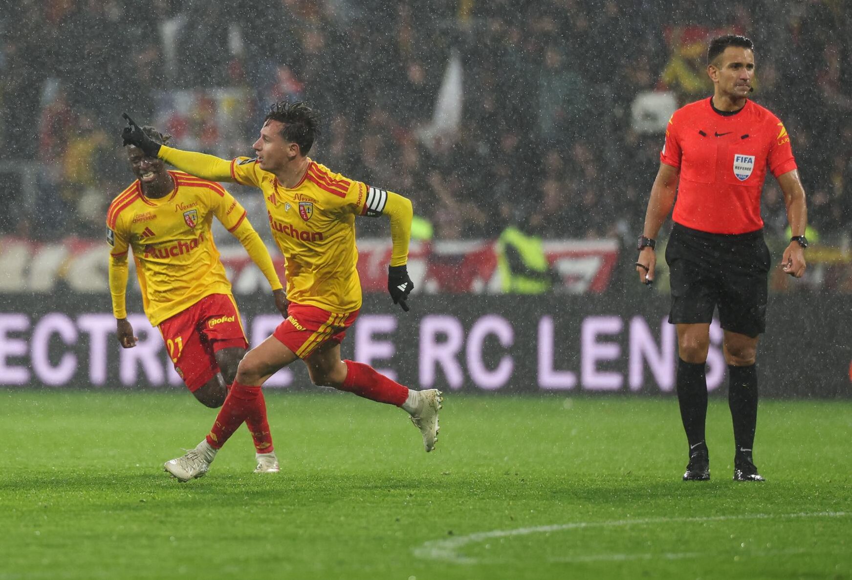 Ligue 1 : Lens prive le Paris FC de la première place grâce à un immense Florian Thauvin, buteur et passeur