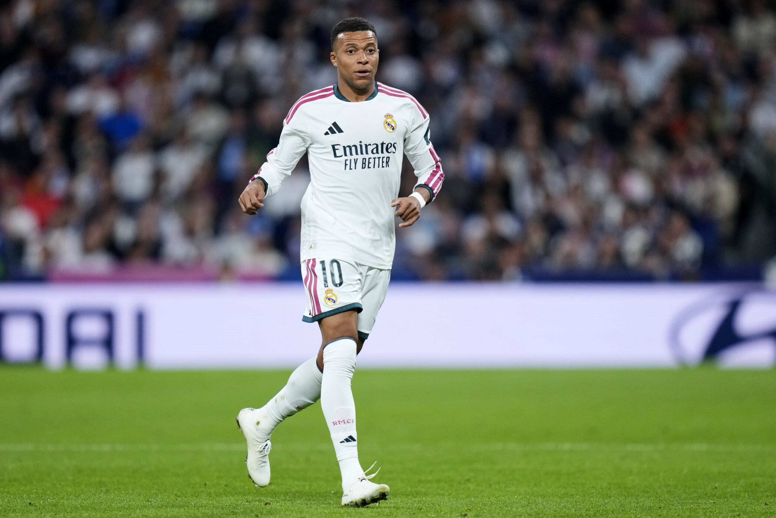 Le but chanceux de Kylian Mbappé pour ouvrir le score avec le Real Madrid contre le Barça
