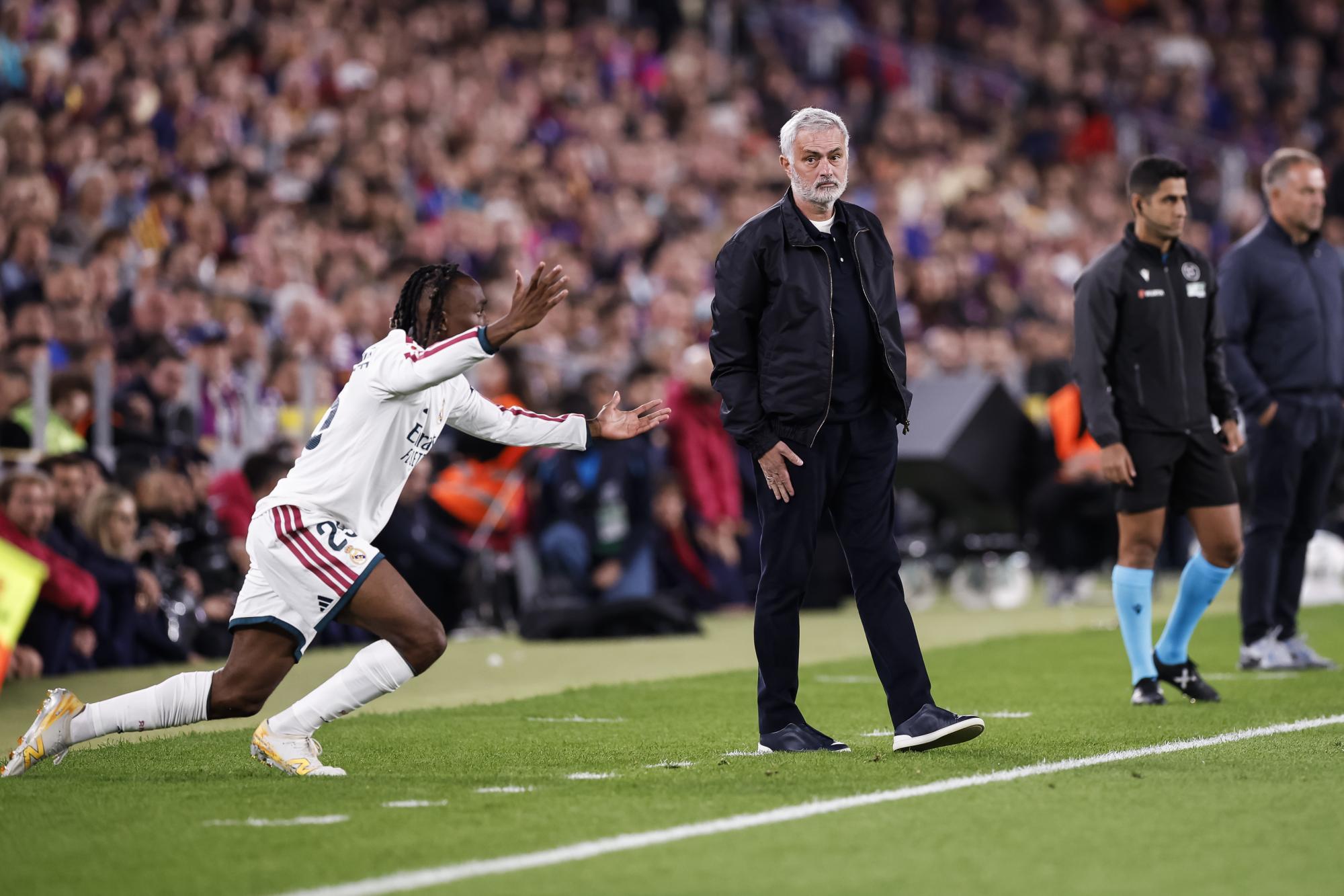 La Liga : Quand José Mourinho vient se planter devant le banc du Barça pour les fixer