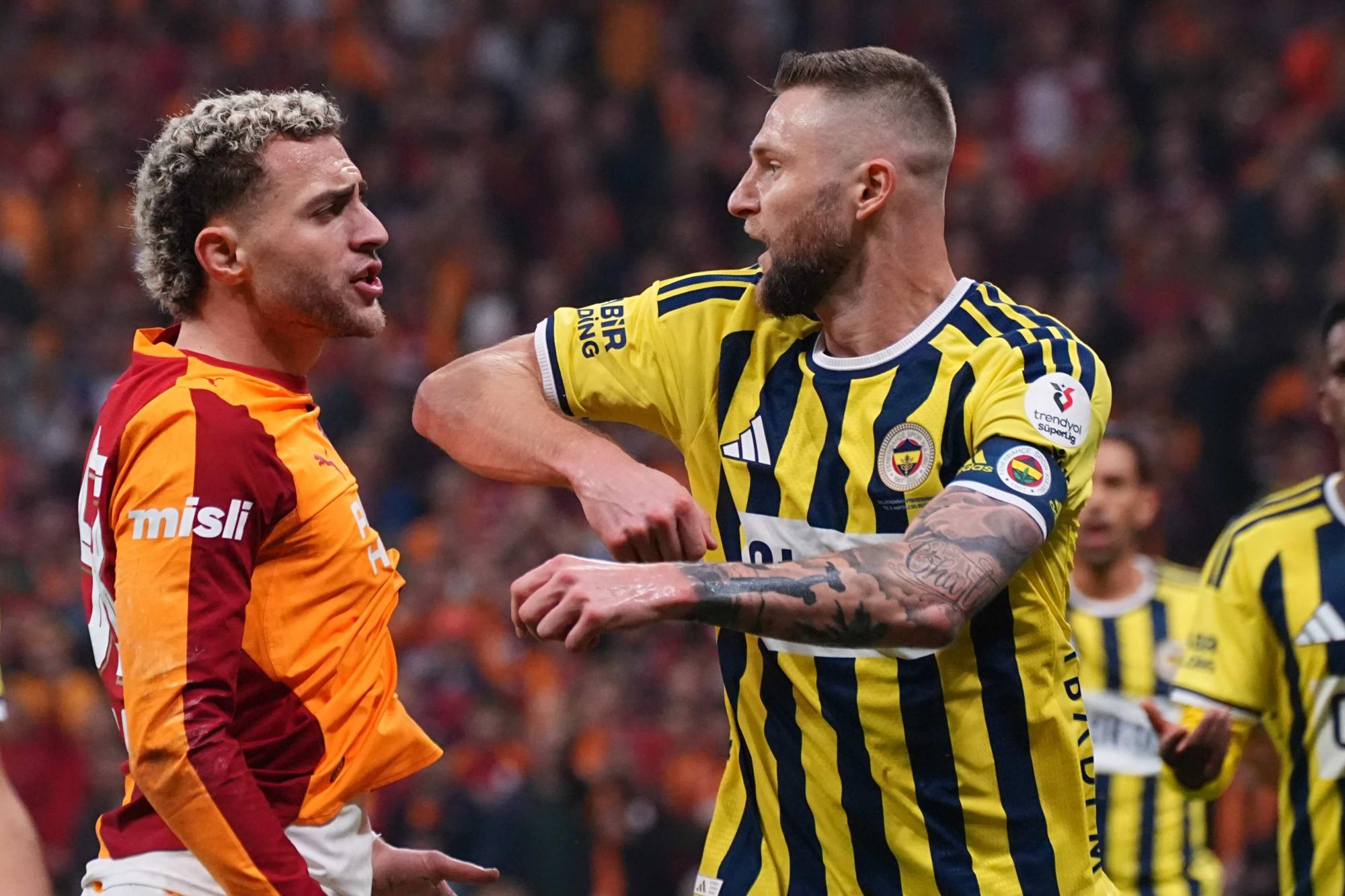Grosse pagaille à la fin du derby entre Galatasaray et Fenerbahçe