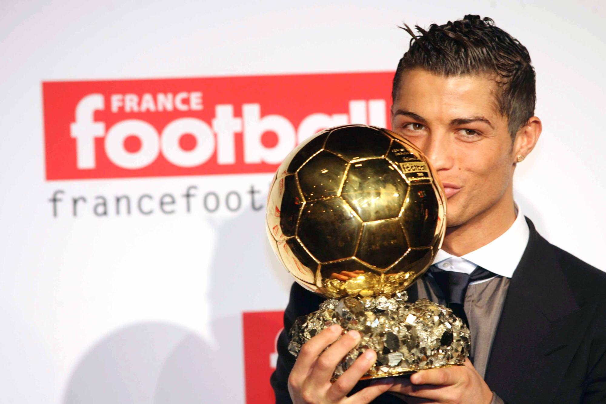 Ballon d'or : Cristiano Ronaldo remercie les fans de l'avoir élu plus grand Ballon d'or de tous les temps pour son sacre en 2008