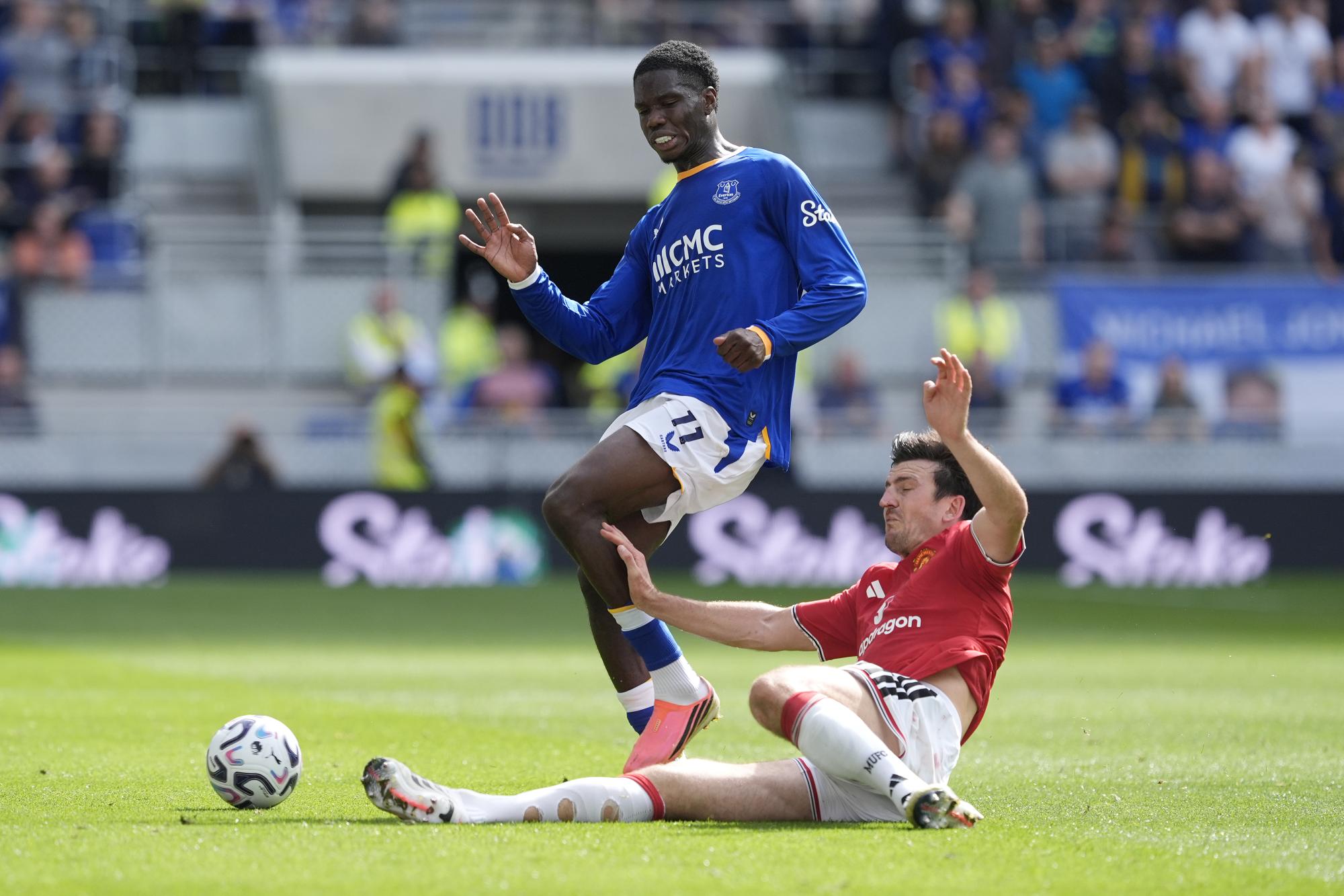 L'attaquant d'Everton Thierno Barry prend la parole après son cambriolage